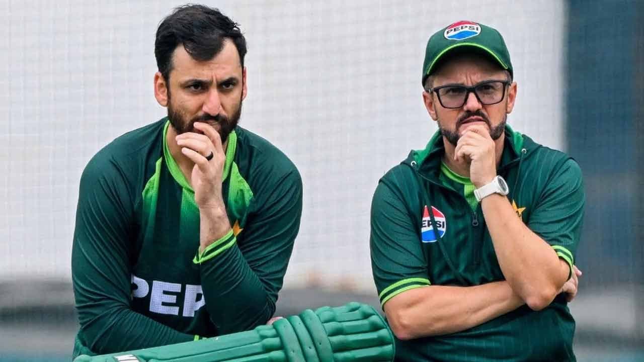 সলমন আলি আঘা (বাঁ দিকে) ও মাইক হেসন। —ফাইল চিত্র।