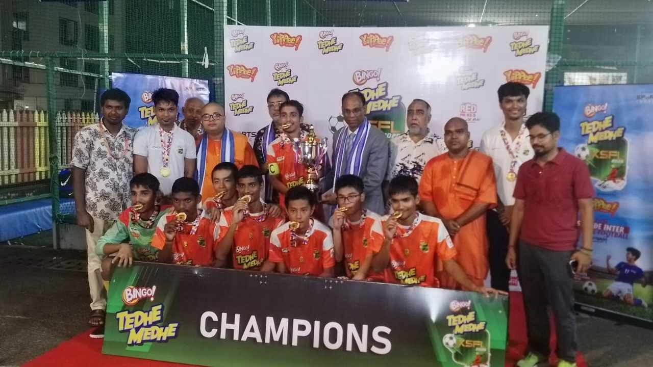 চ্যাম্পিয়ন হওয়ার পর ট্রফি নিচ্ছে নরেন্দ্রপুর রামকৃষ্ণ মিশনের ফুটবলারেরা। ছবি: সংগৃহীত।